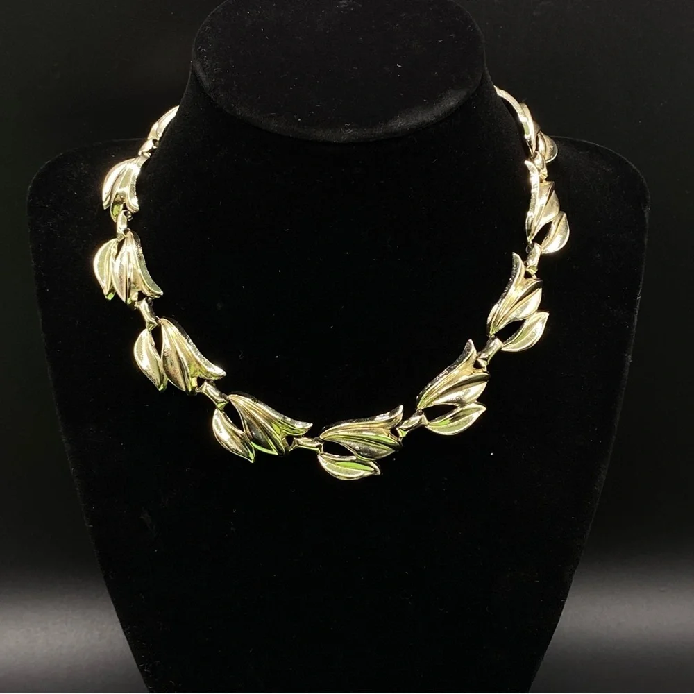 Gold Tone Articulated Leaf Link Vintage Necklace
